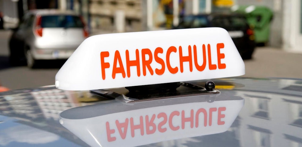 Der Traum vom Führerschein kann schnell zerplatzen: Die AK warnt vor plötzlichen Pleiten von Fahrschulen.