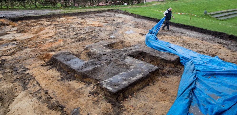 Ein Platzwart entfernt am 21.11.2017 im Hein-Kling Stadion in Hamburg-Billstedt eine Abdeckplane von einem Hakenkreuz aus Beton neben dem Sportplatz. Bei Bauarbeiten für neue Umkleidekabinen auf dem Hamburger Sportplatz ist ein Baggerfahrer auf das riesige Hakenkreuz gestoßen. Das Hakenkreuz aus Beton ist vier mal vier Meter groß und diente in der NS-Zeit als Fundament für ein großes Denkmal.