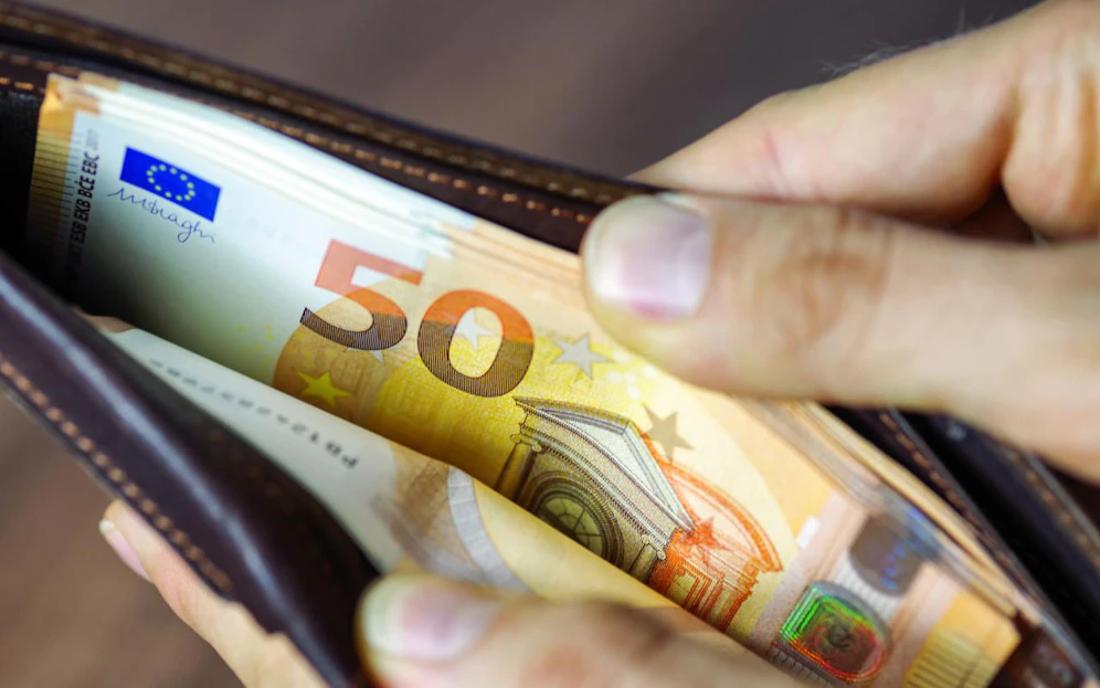 Das Trio nötigte den Schüler, insgesamt 90 Euro heraus zu geben.