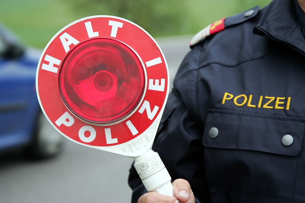 Die Polizei konnte den Alkolenker nach mehreren Versuchen anhalten. (Symbolbild)