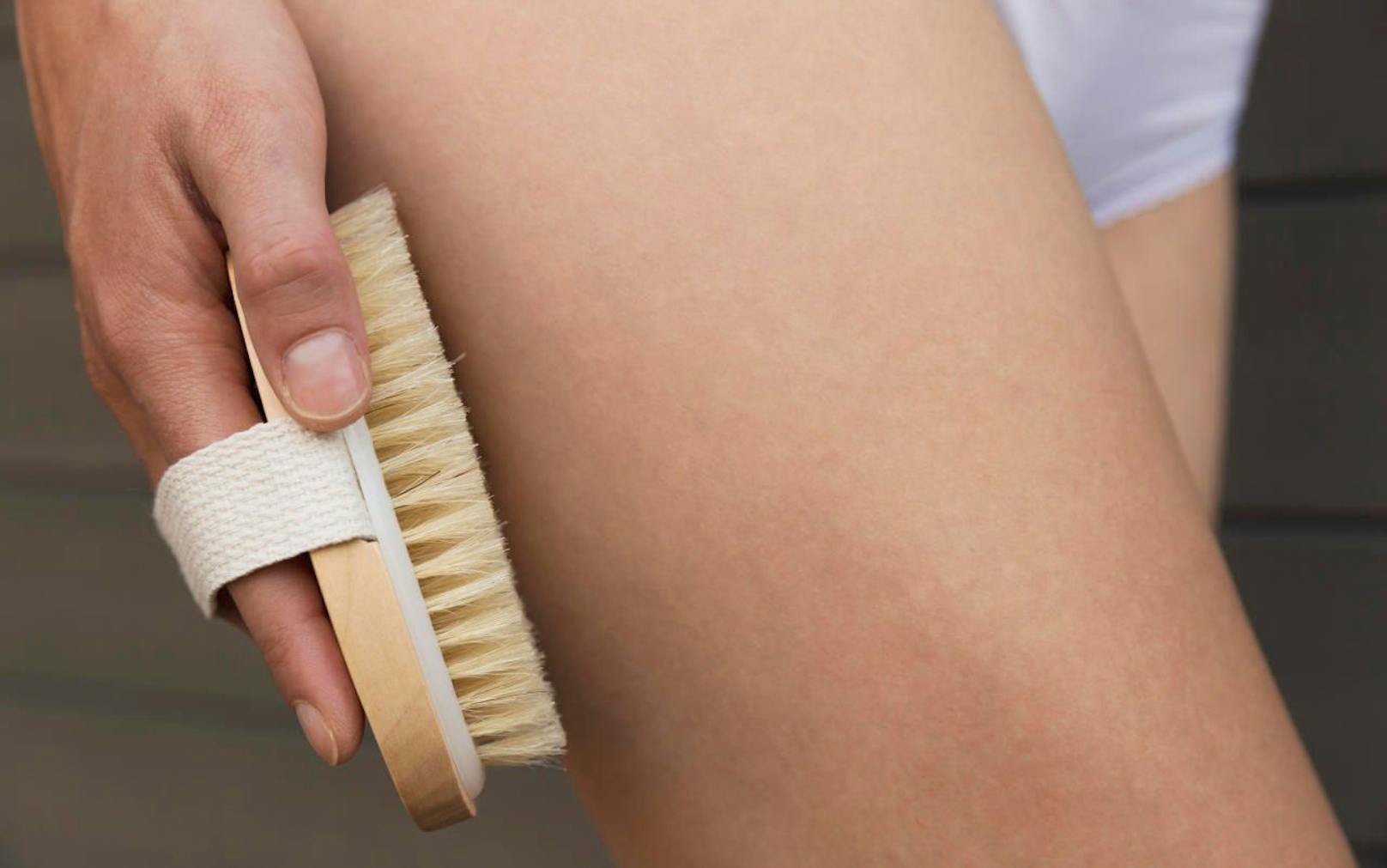 Dry Brushing wirkt wie ein sanftes Peeling, das die Poren reinigt und das Lymph- und Kreislaufsystem stimuliert  was wiederum den Entgiftungsprozess anregen und Cellulite mindern soll. 
