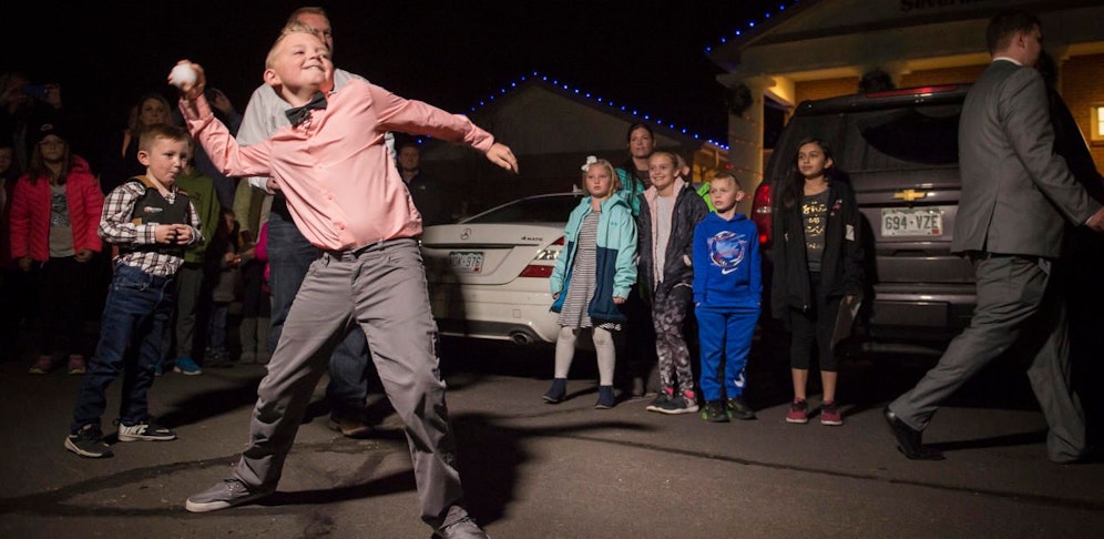 Dane Bast wirft den ersten legalen Schneeball in Severance, Colorado.