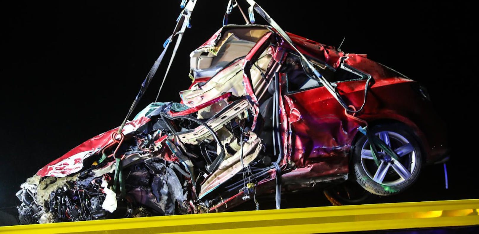 Auto bei Frontal-Crash zerfetzt, Lenker (22) tot