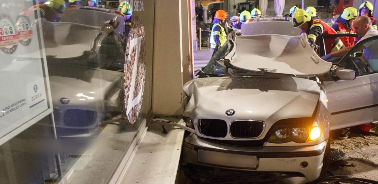 Heute.at - Fahranfänger (18) kracht mit BMW in Hausmauer
