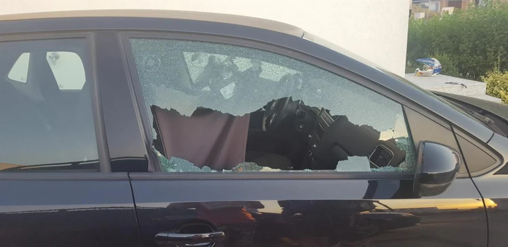 Die Täter gingen immer auf dieselbe Weise vor: Scheibe einschlagen, Auto ausräumen. 