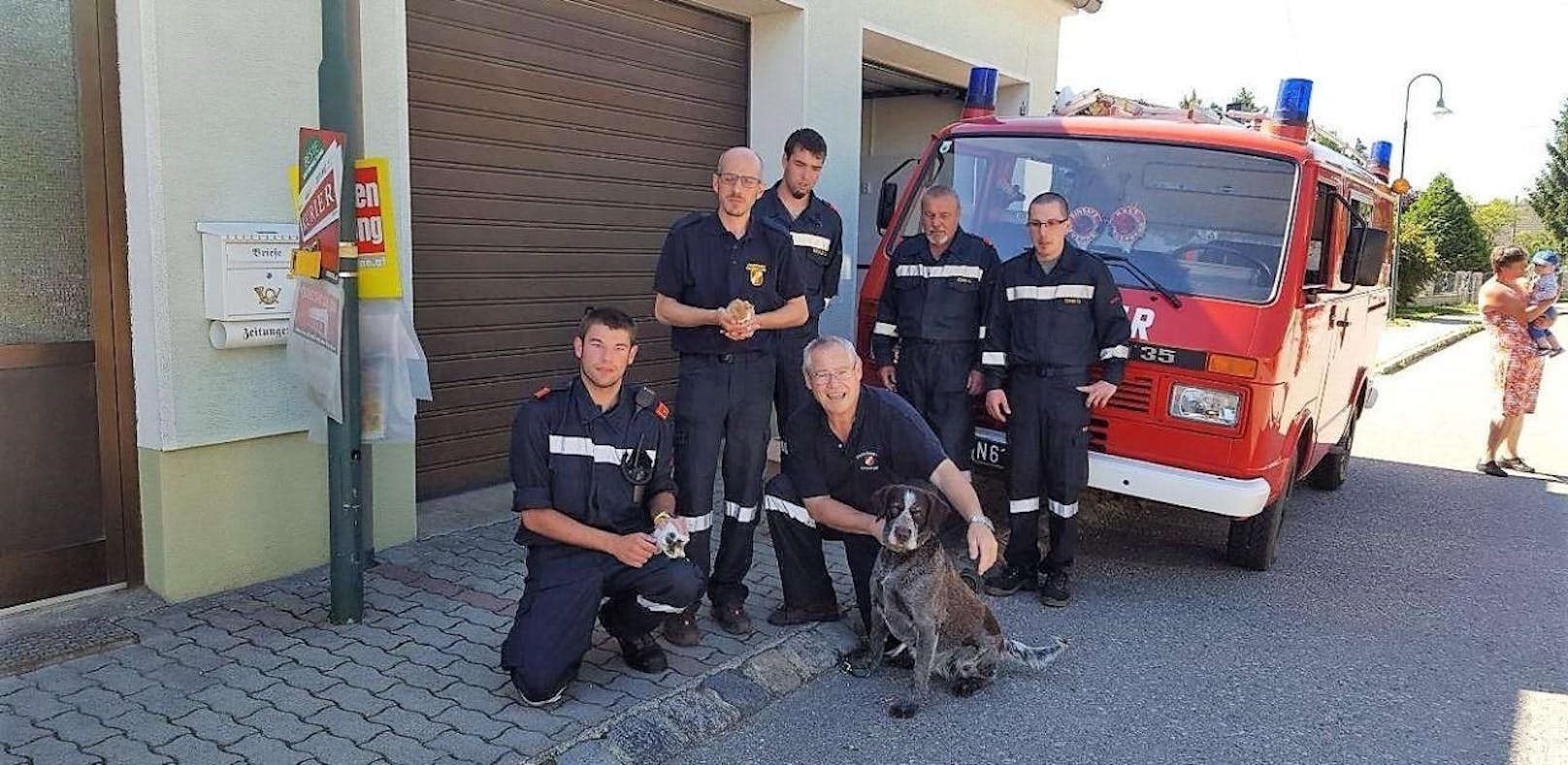 Die Retter der Feuerwehr mit Jäger Manfred Gail, den zwei Kätzchen und Heldin Dea