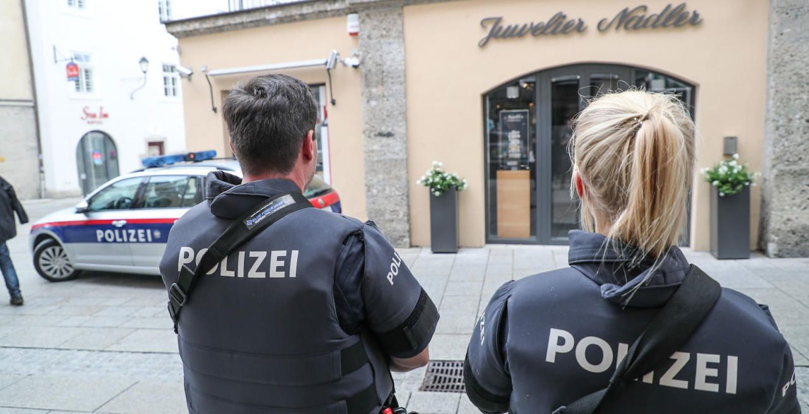 Tatort: Polizisten beim Promi-Juwelier.