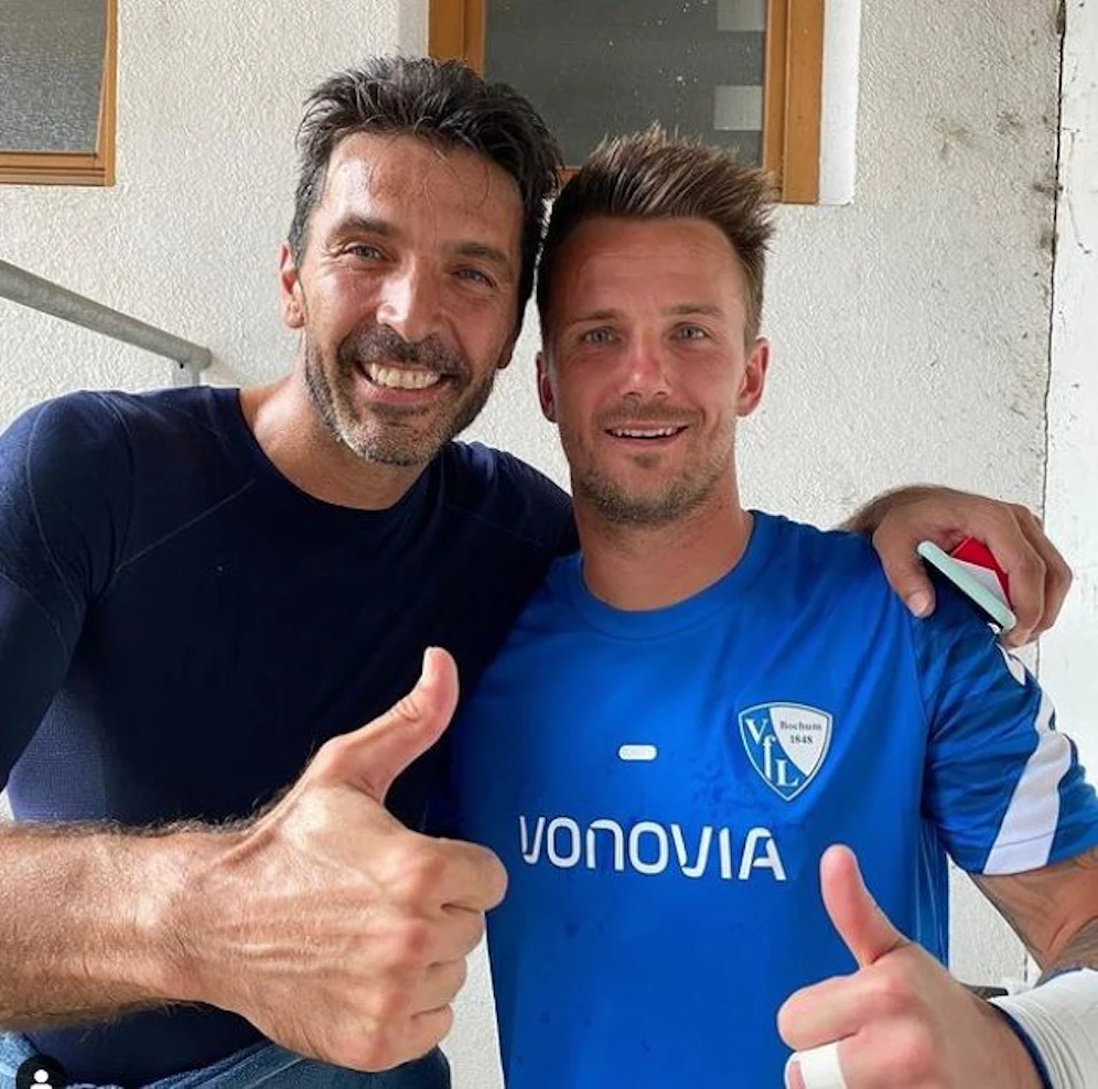 Gianluigi Buffon mit Bochum-Keeper Manuel Riemann. 
