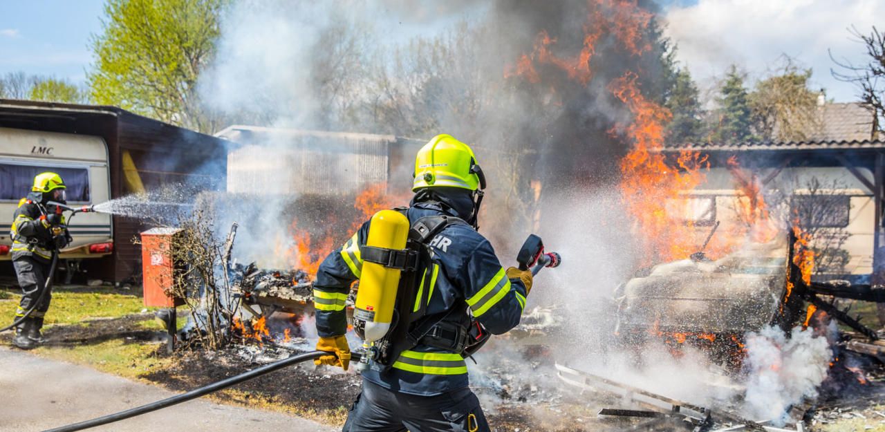 Die zur Hilfe gerufene Feuerwehr konnte den abgebrannten Wohnwagen schnell löschen (Symbolbild).