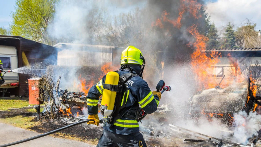 Heute.at - Wegen Stromanschluss - Wohnwagen geht in Flammen auf