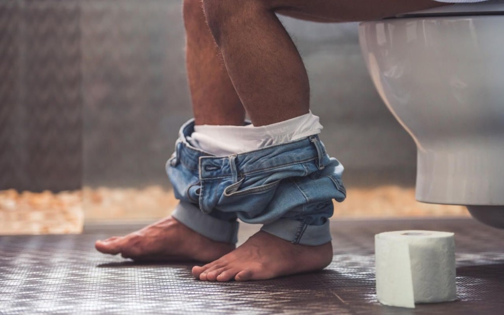 Ein Mann auf der Toilette. Symbolfoto