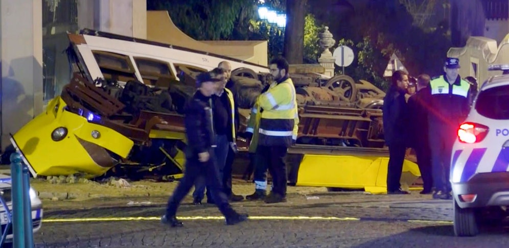 Völlig zerstört: Die historische Strassenbahn ist zerschellt. 