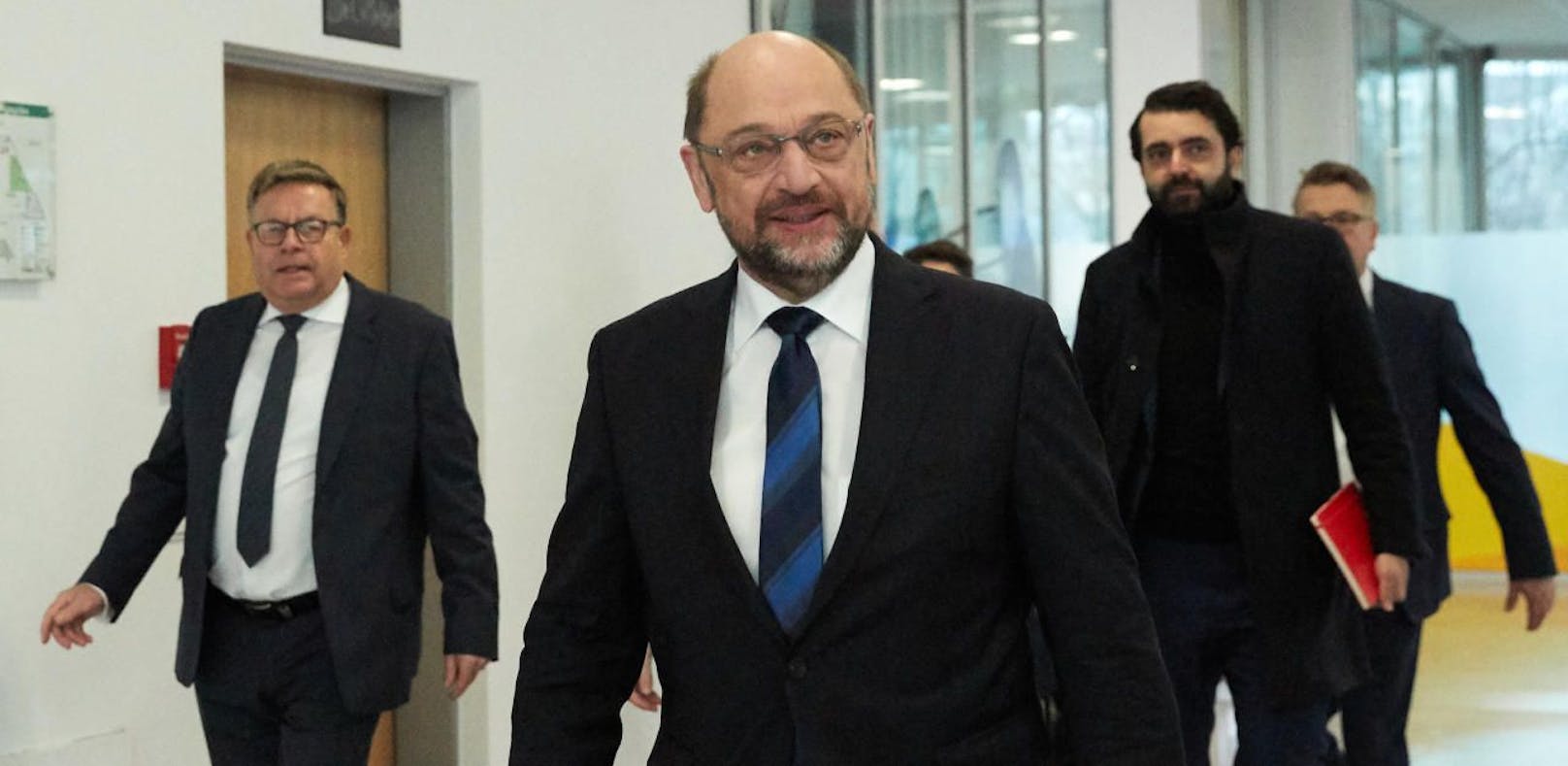 SPD-Vorsitzender Martin Schulz trifft zu den Gesprächen in Berlin ein. Er wird neuer deutscher Außenminister.