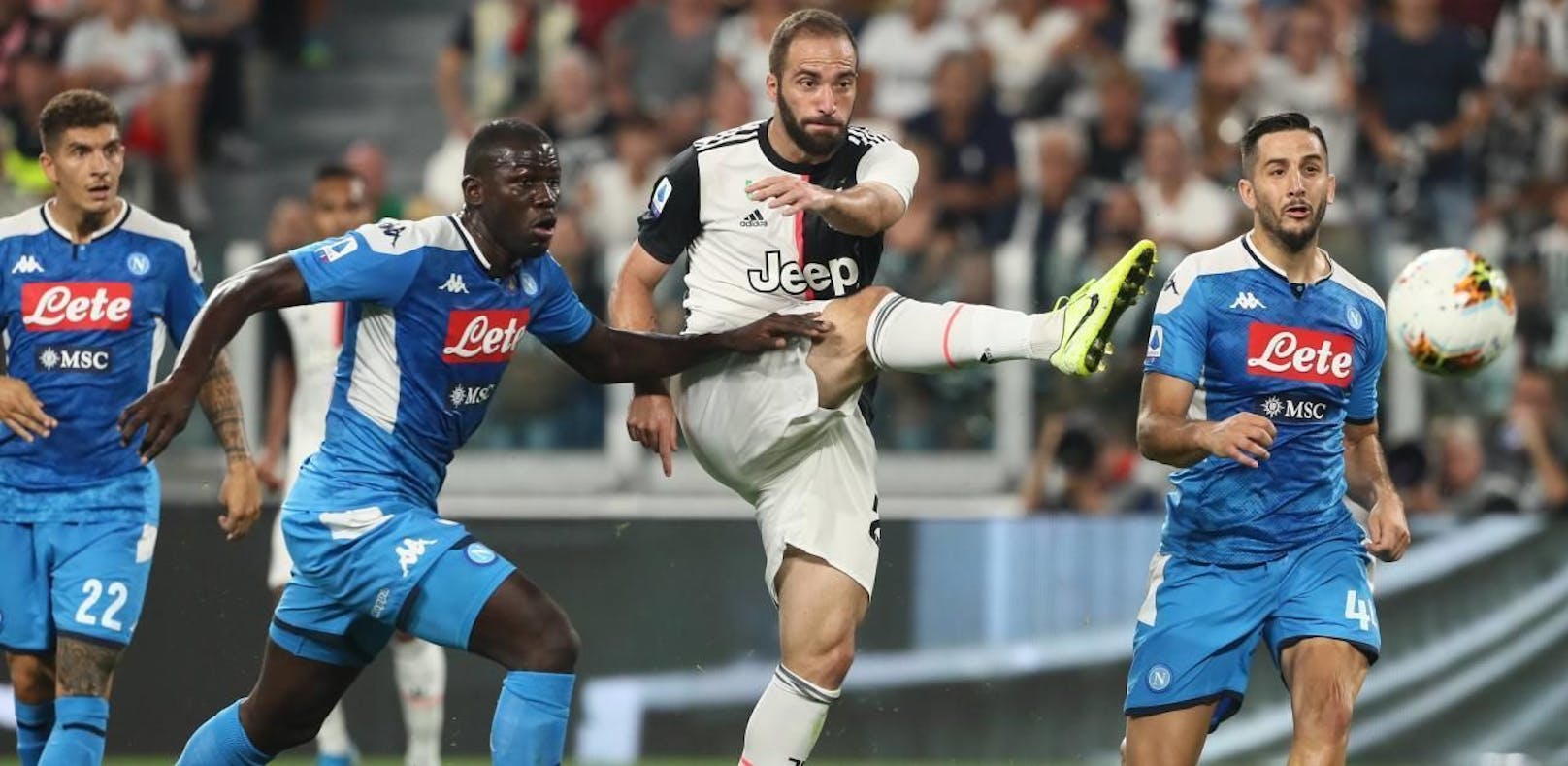 Juve besiegt Napoli in einem dramatischen Spitzenspiel.