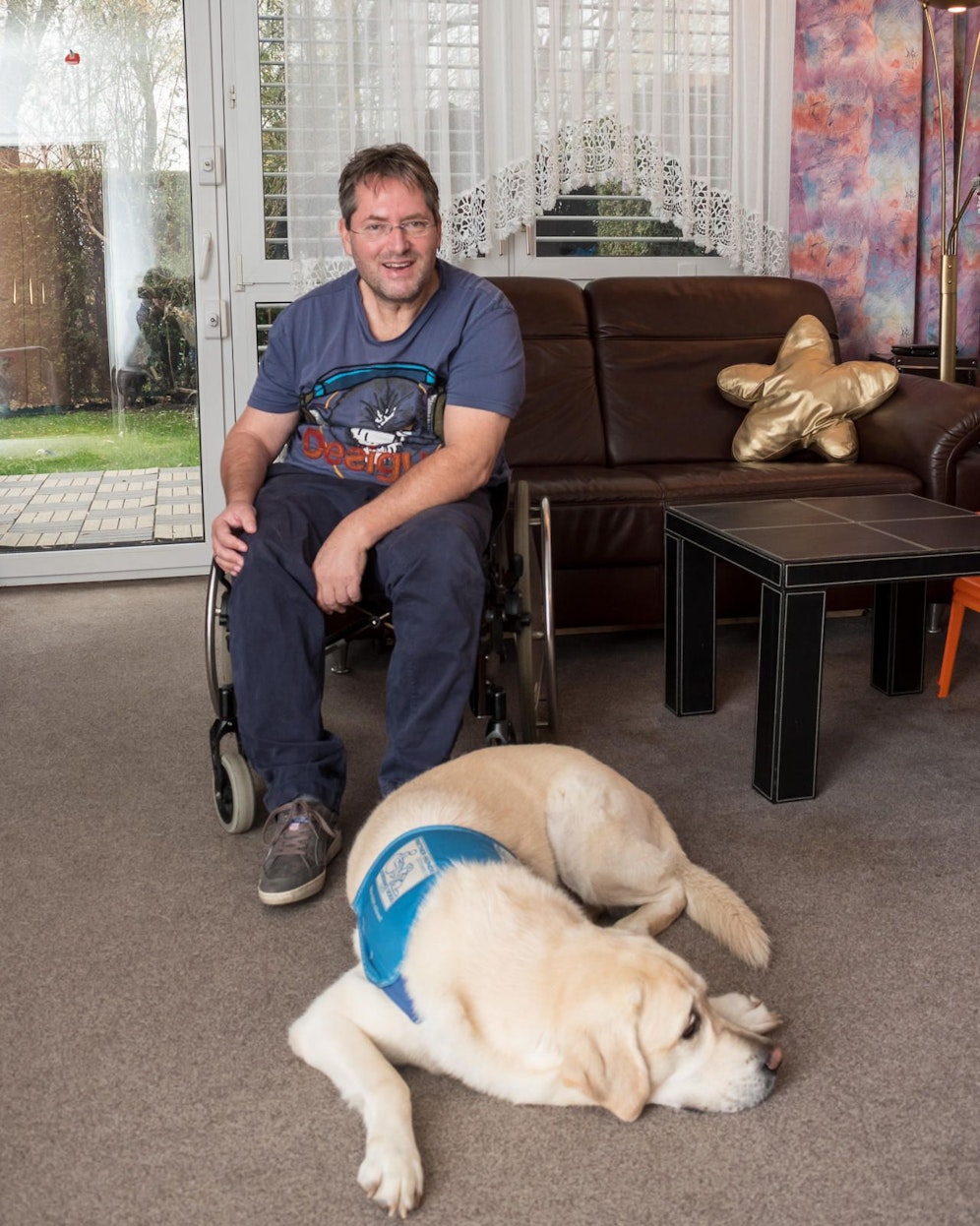 Thomas Fischer (59) mit seinem Patenhund. 