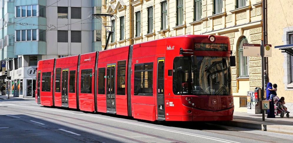 Der Mann stellte sich in Innsbruck auf die Gleise und blockierte die Straßenbahn.