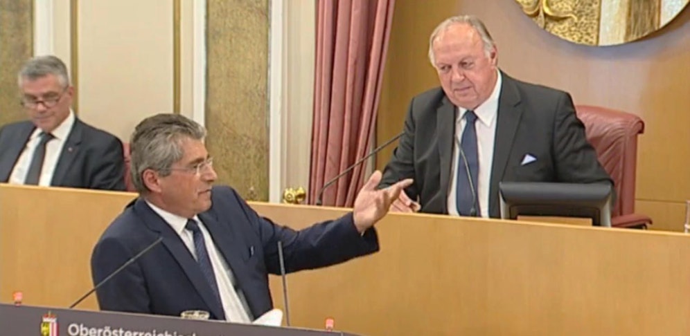 Herwig Mahr (li.) wird von seinem FPÖ-Parteikollegen Adalbert Cramer (re.) zurechtgewiesen.