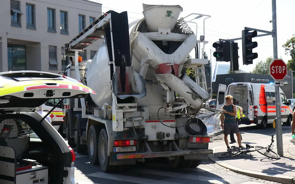 Der Lkw-Lenker dürfte die Radfahrerin übersehen haben