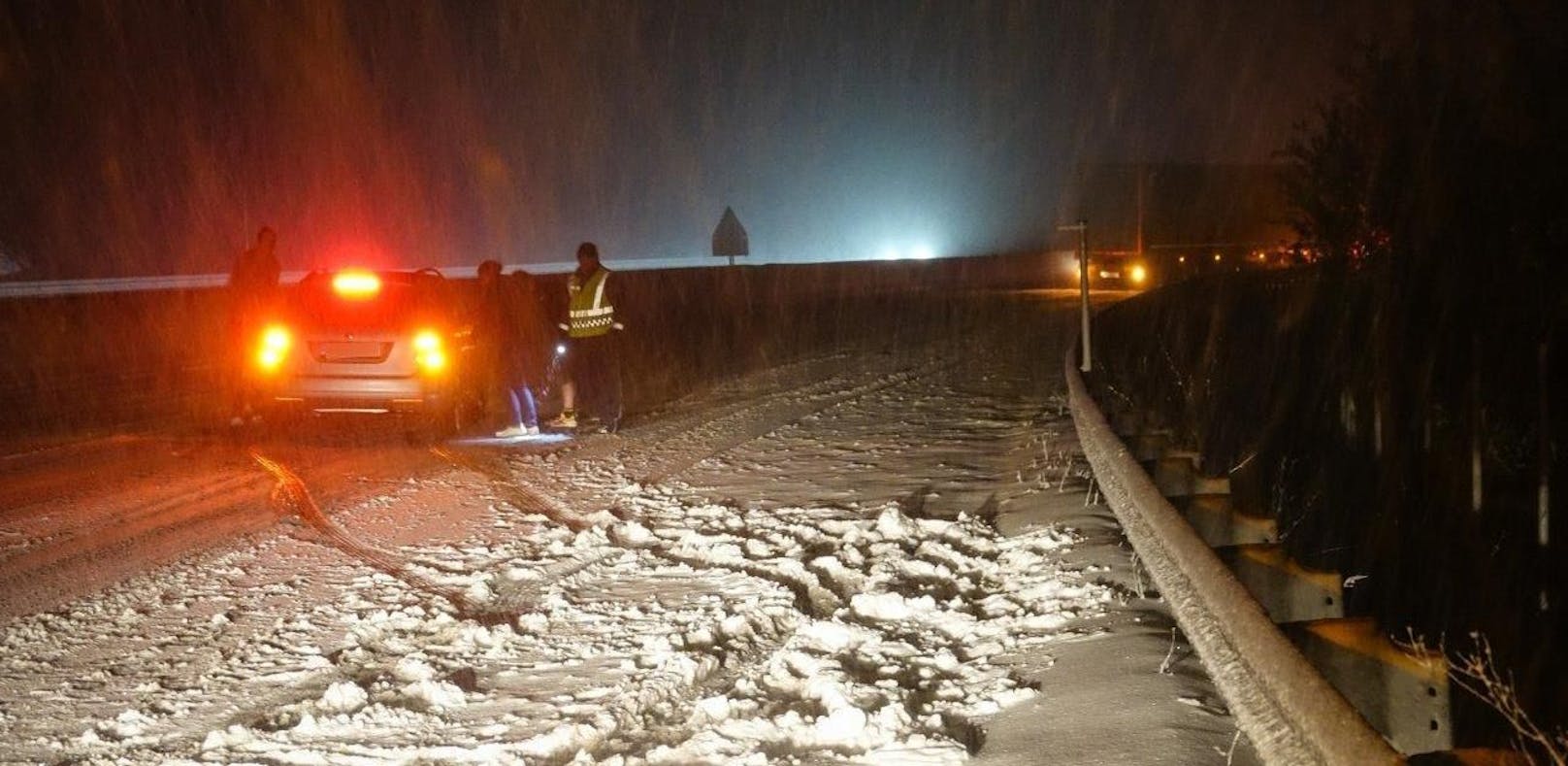 100 Mann gegen Schnee: Autobahn wieder frei