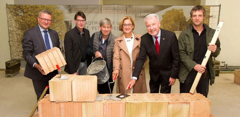 Hermann Dikowitsch (Leiter der Kulturabteilung des Landes NÖ), Guido Wirth (Geschäftsführer der Schallaburg Kulturbetriebsges.m.b.H), Christoph Schmidt-Ginzkey (Planer der Neugestaltung), Landeshauptfrau Johanna Mikl-Leitner, Bürgermeister Klaus Schneeberger, Peter Übersberger (Planer der Neugestaltung) (v.li n.re) (credit:Weller) 