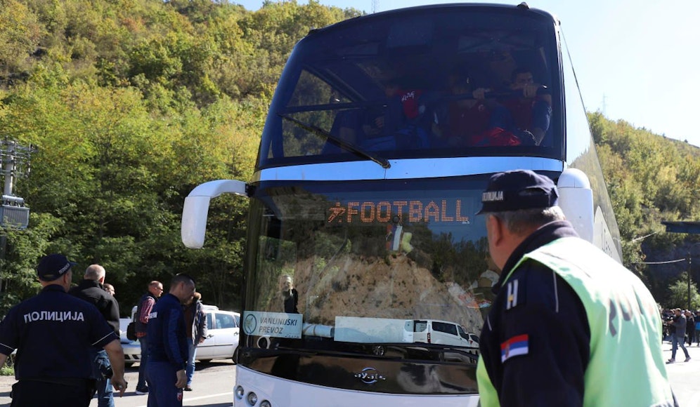 Der Roter-Stern-Teambus an der kosovarischen Grenze. 