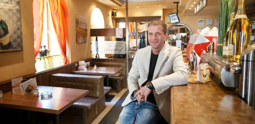 Wirt Manuel Schmidt im Dresdnerhof: Ab heute gibt er jeden Tag Essen an Obdachlose aus.