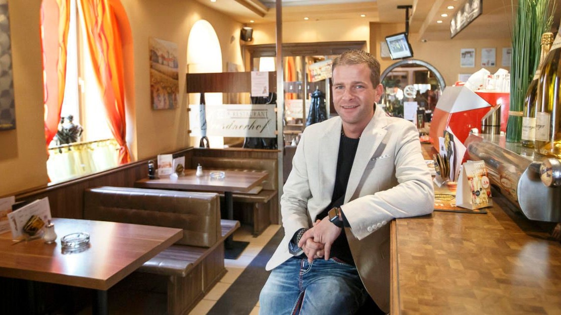 Wirt Manuel Schmidt im Dresdnerhof: Ab heute gibt er jeden Tag Essen an Obdachlose aus.