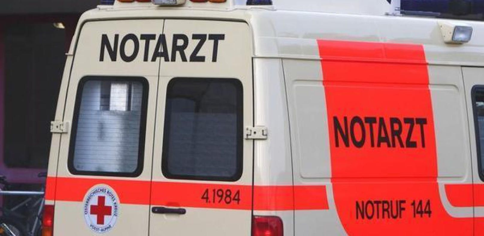 Vier Kinder nach Schulbus-Unfall ins Spital gebracht