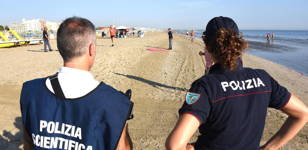 Italienische Polizeibeamte am Tatort der brutalen Vergewaltigung am Strand von Rimini.