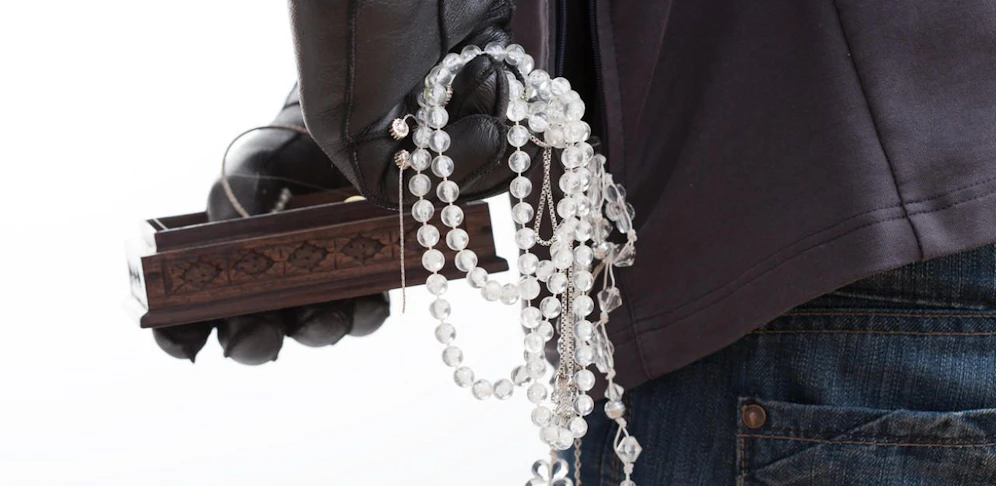Die Diebe erbeuteten Schmuck und Uhren (Symbolbild)