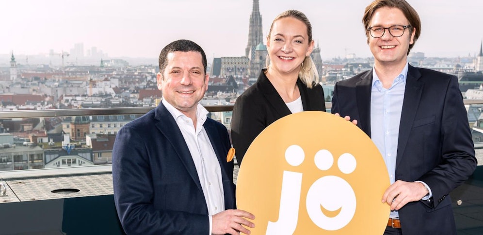 Marcel Haraszti, Vorstand Rewe International, mit den Jö-Geschäftsführern Ulrike Kittinger und Mario Günther Rauch (v. l. n. r.)