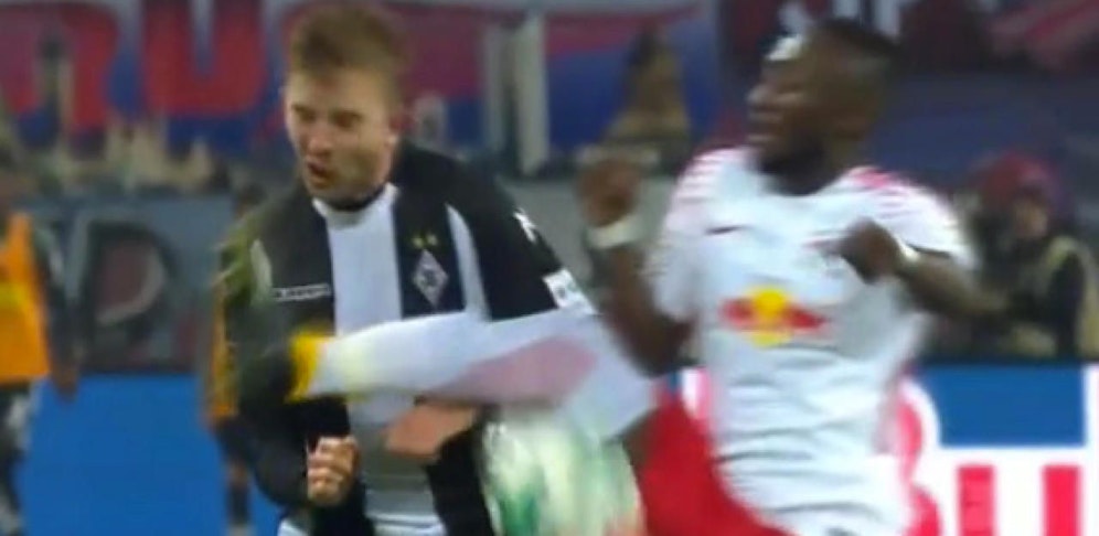Üble Attacke: Leipzigs Naby Keita trifft Gladbachs Christoph Kramer voll ins Gesicht.