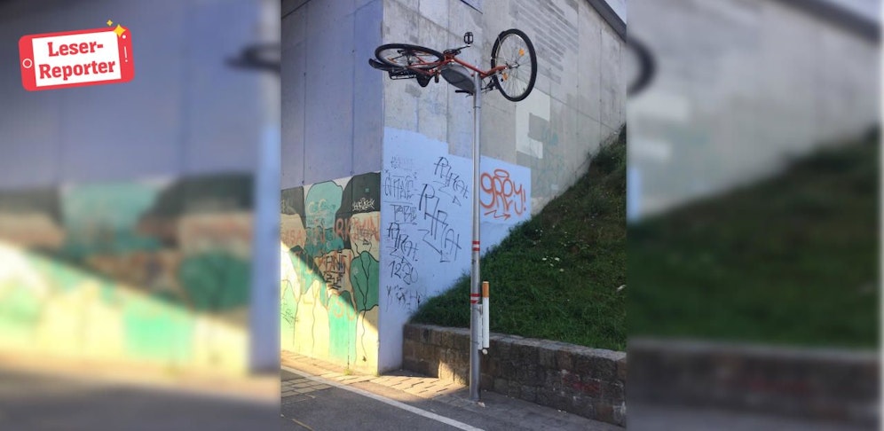 Das Fahrrad hängt am Schöpfwerk "herum".