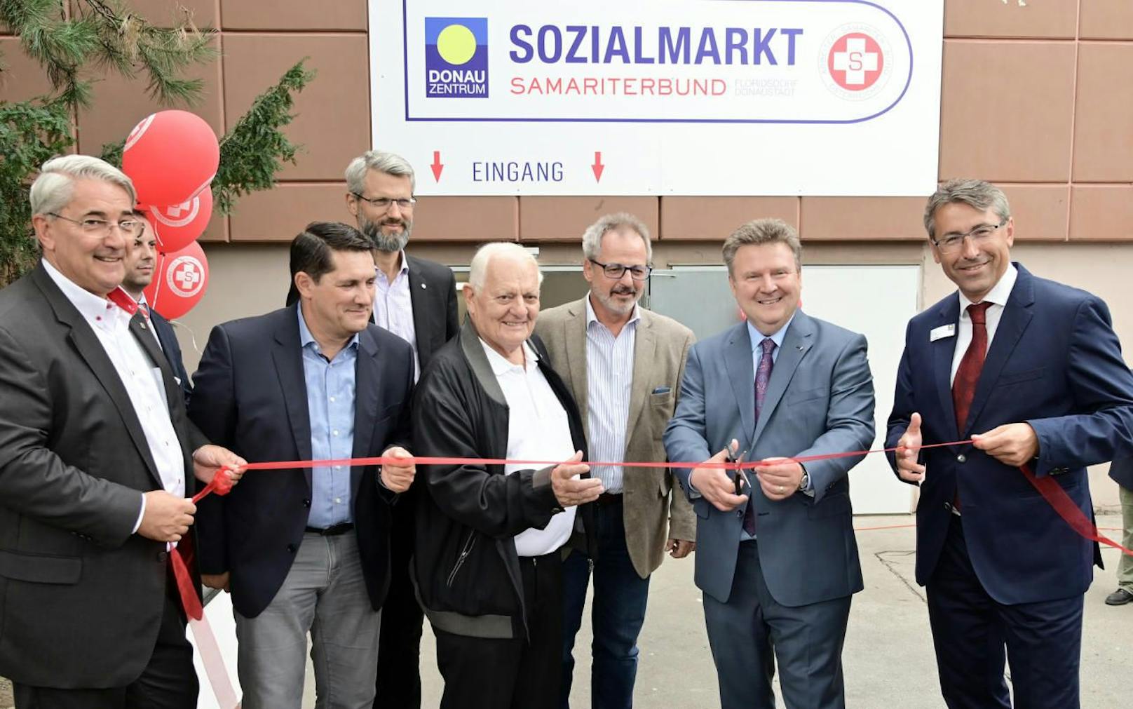 Bürgermeister Michael Ludwig (2.v.r.) und der Donaustädter Bezirkschef Ernst Nevrivy (li.) eröffneten mit Vertreter des Donauzentrum und des Samariterbund Wien den neuen Sozialmarkt. 