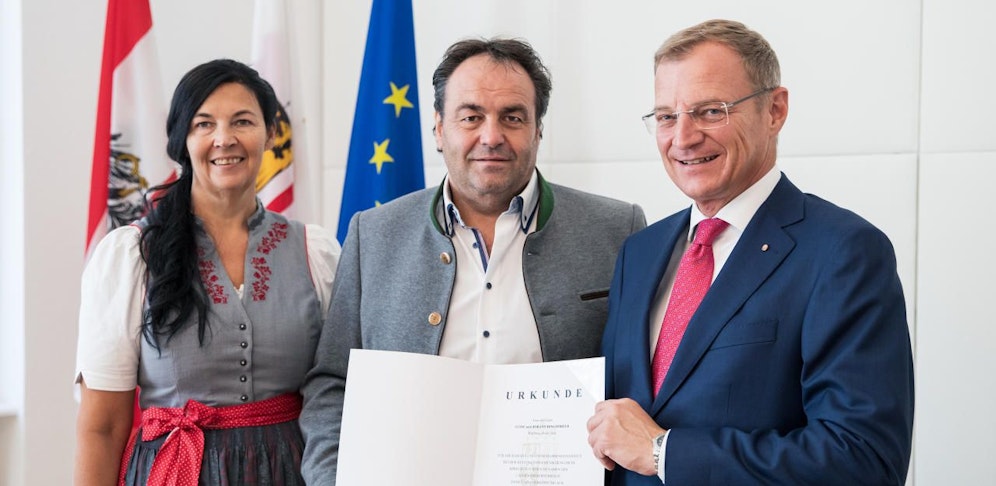 Luise und Johannes Ringdörfer rettet im Kroatien-Urlaub einem Mann das Leben. Von LH Thomas Stelzer wurden sie für ihre Courage geehrt. 