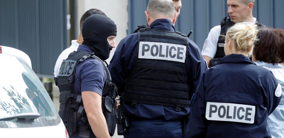 Der Mann habe versucht, auf mehrere Menschen in einem öffentlichen Park in der Stadt Villejuif einzustechen. (Symbolbild)