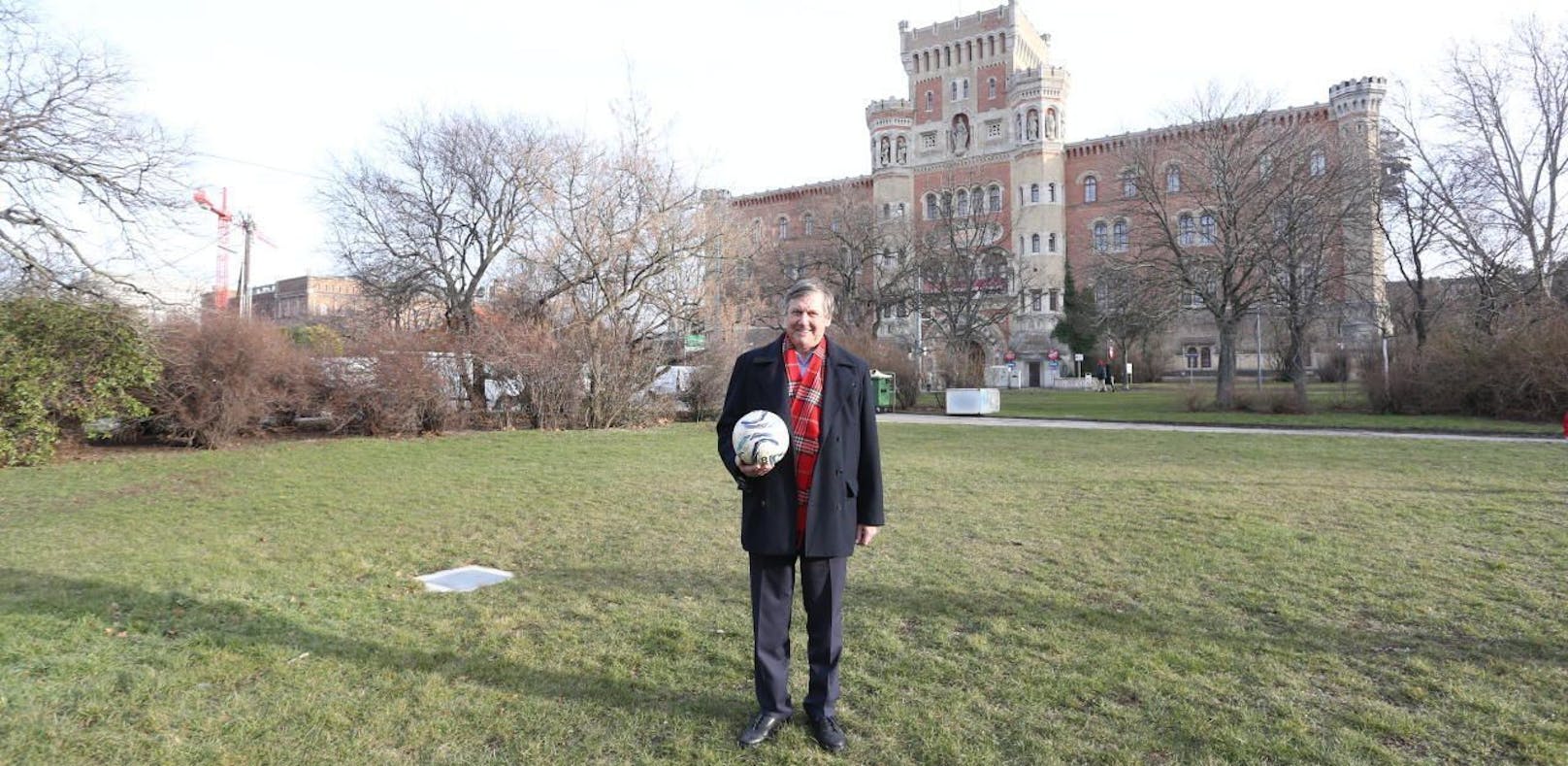 Bezirkschef Hohenberger zeigt den Standort des geplanten Frauenfußball-Platzes.