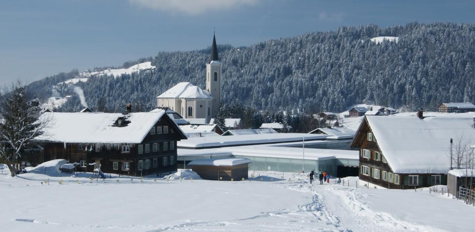 Alberschwende (Bezirk Bregenz) im Winter. Blick auf die Pfarrkirche St. Martin.