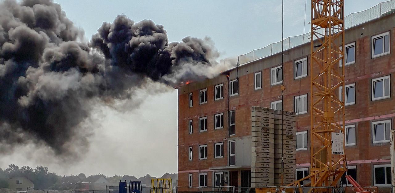 Heute.at - Brand durch Arbeiten auf Dach von einem Neubau