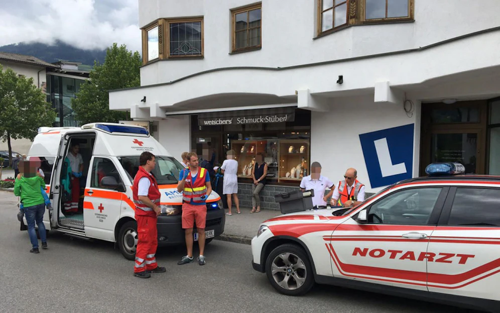Der Räuber zielte im Juwelier mit einer Pistole um sich