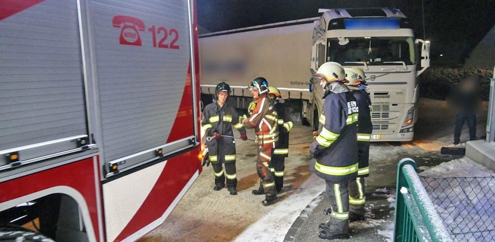 Die Feuerwehr zog den Lkw mit einmal Stahlseil aus der Siedlung