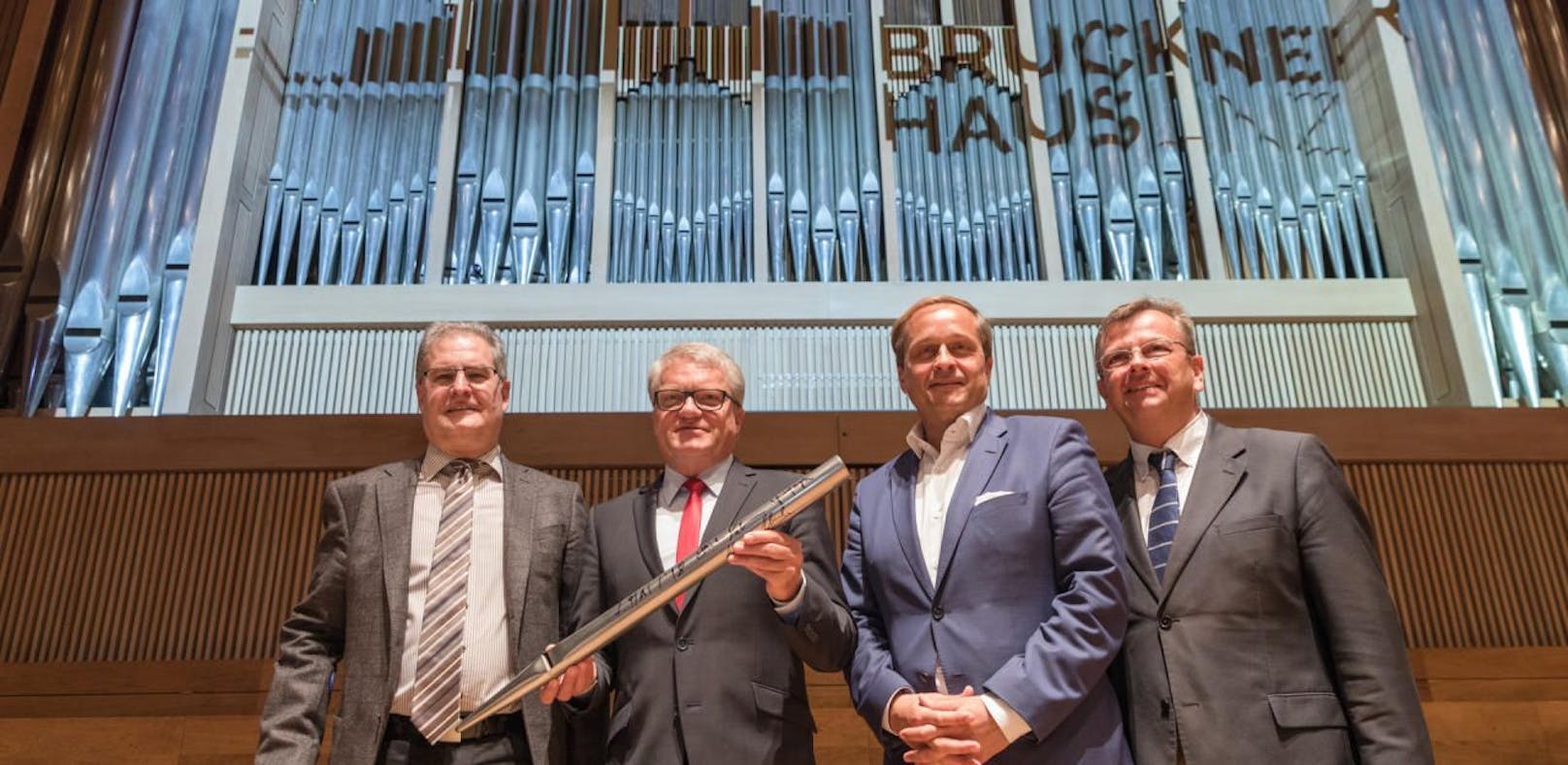 Bürgermeister Klaus Luger (2.v.li.) präsentiert die Pläne für die neue Linzer Orgel.