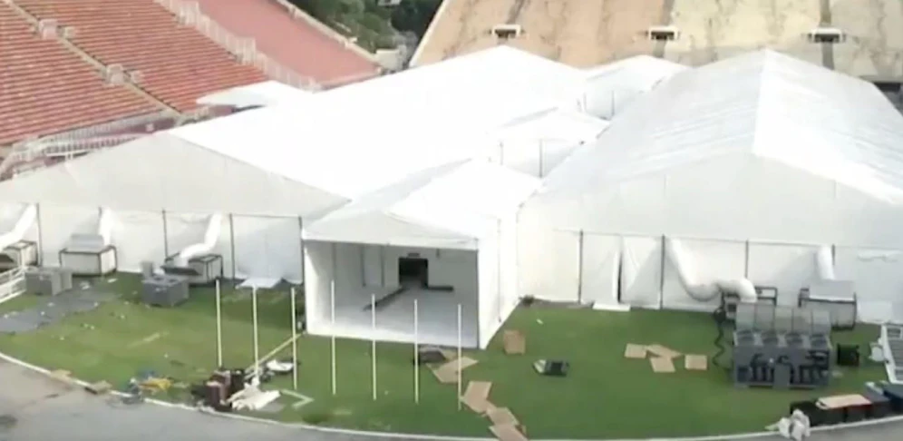 Das Estádio do Pacaembu in Sao Paulo: Wo einst Pele hunderte Tore schoss, steht heute ein Not-Krankenhaus für Corona-Infizierte. 