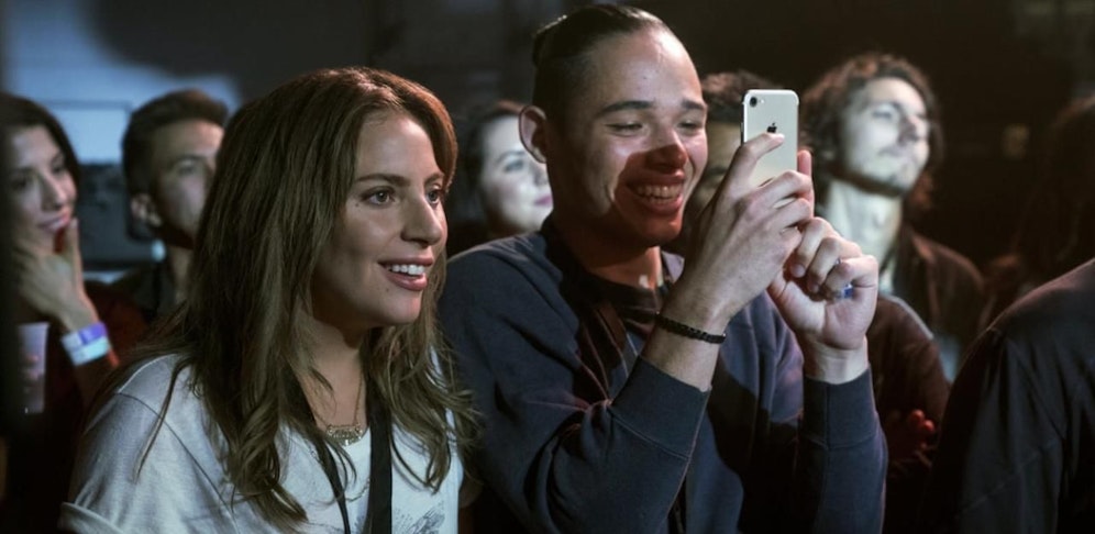 Alles gut: Lady Gaga und Anthony Ramos in "A Star is Born" mit iPhone.