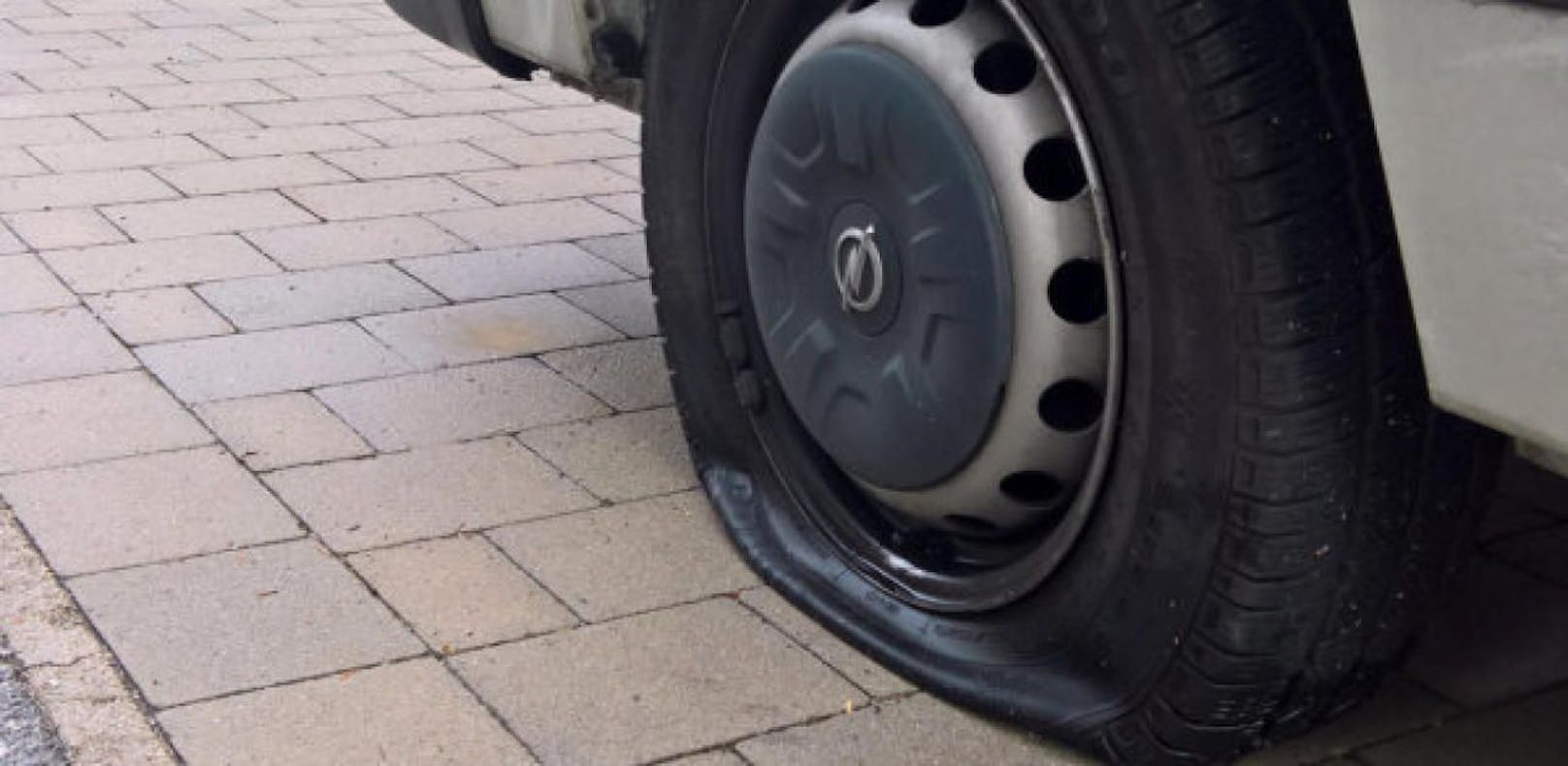 Unbekannter stach Reifen von 28 Autos in Wiener Neustadt auf.