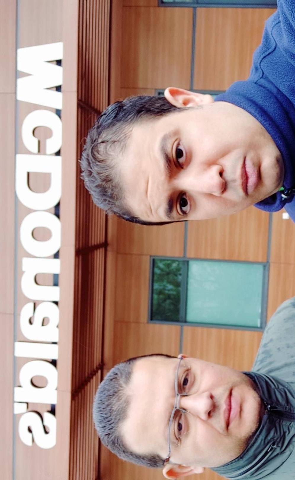 Hassan S. (33) mit einem Freund vor der McDonalds-Filiale in Penzing.