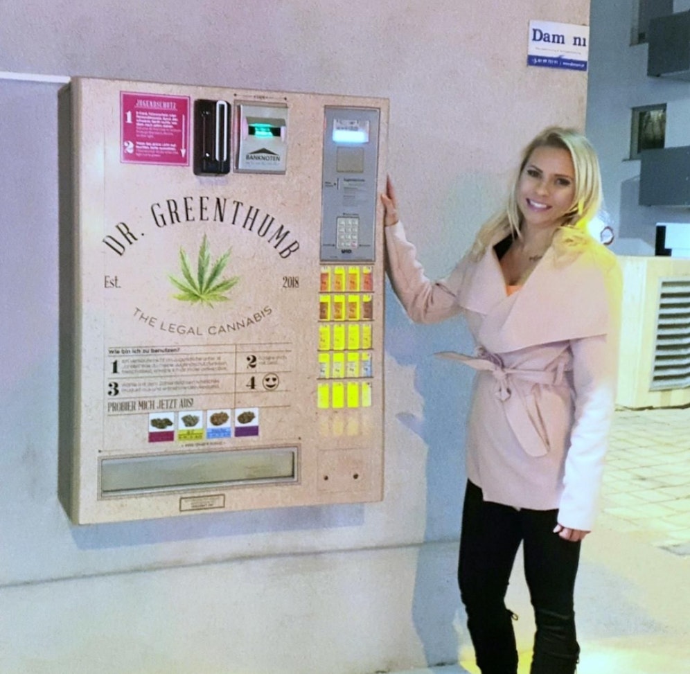 Bianca Kerbler ließ jetzt einen Cannabis-Automaten in Gerasdorf anbringen, die Blüten sind in mehreren Packungsgrößen erhältlich. Achtung: Ausweiskontrolle!