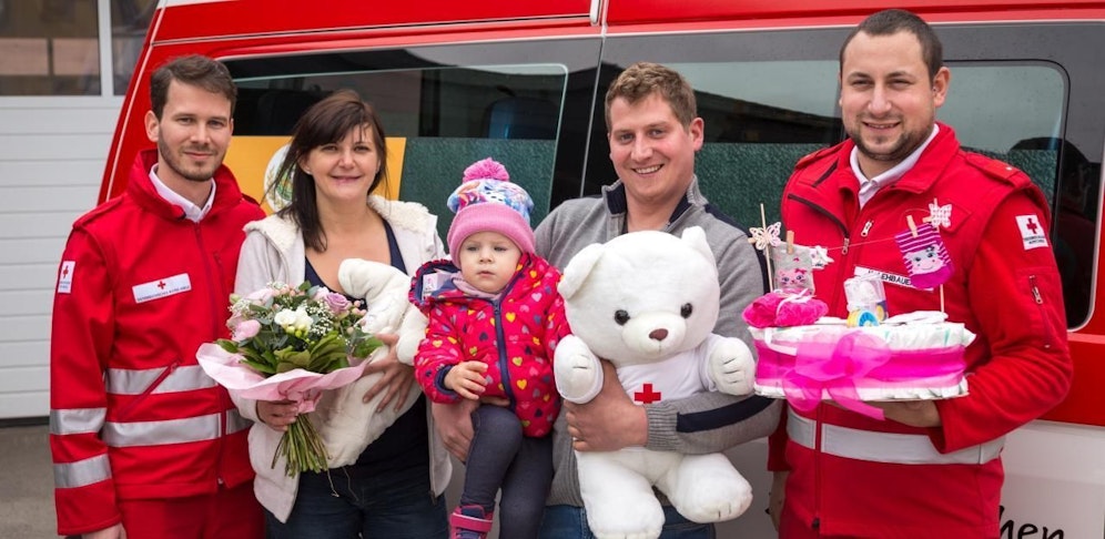 Geburtshelfer Dominik Rath, Mama Jasmin mit Anna, Papa Richard Bertl mit Sophia, Sanitäter Harald Lehbauer
