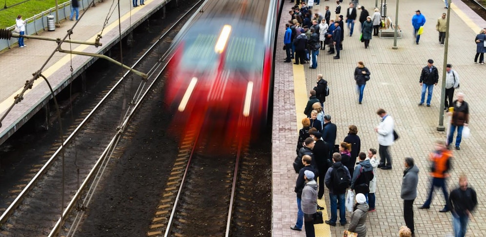 Wegen einer drängenden Menschenmenge nicht rechtzeitig zum Zug gekommen? Damit könnte sich die Polizei mit dem neuen gesetz beschäftigen müssen.