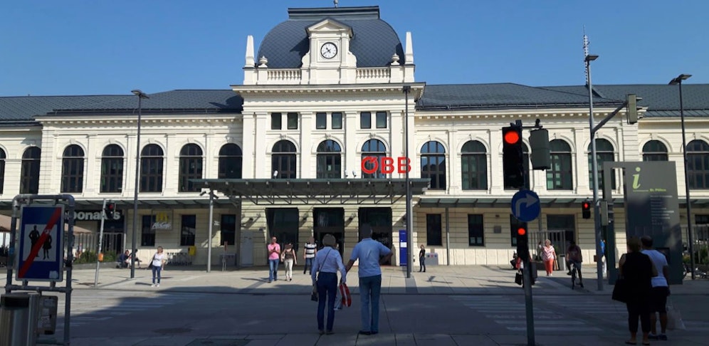 Einer der Drehorte ist der Bahnhofplatz.
